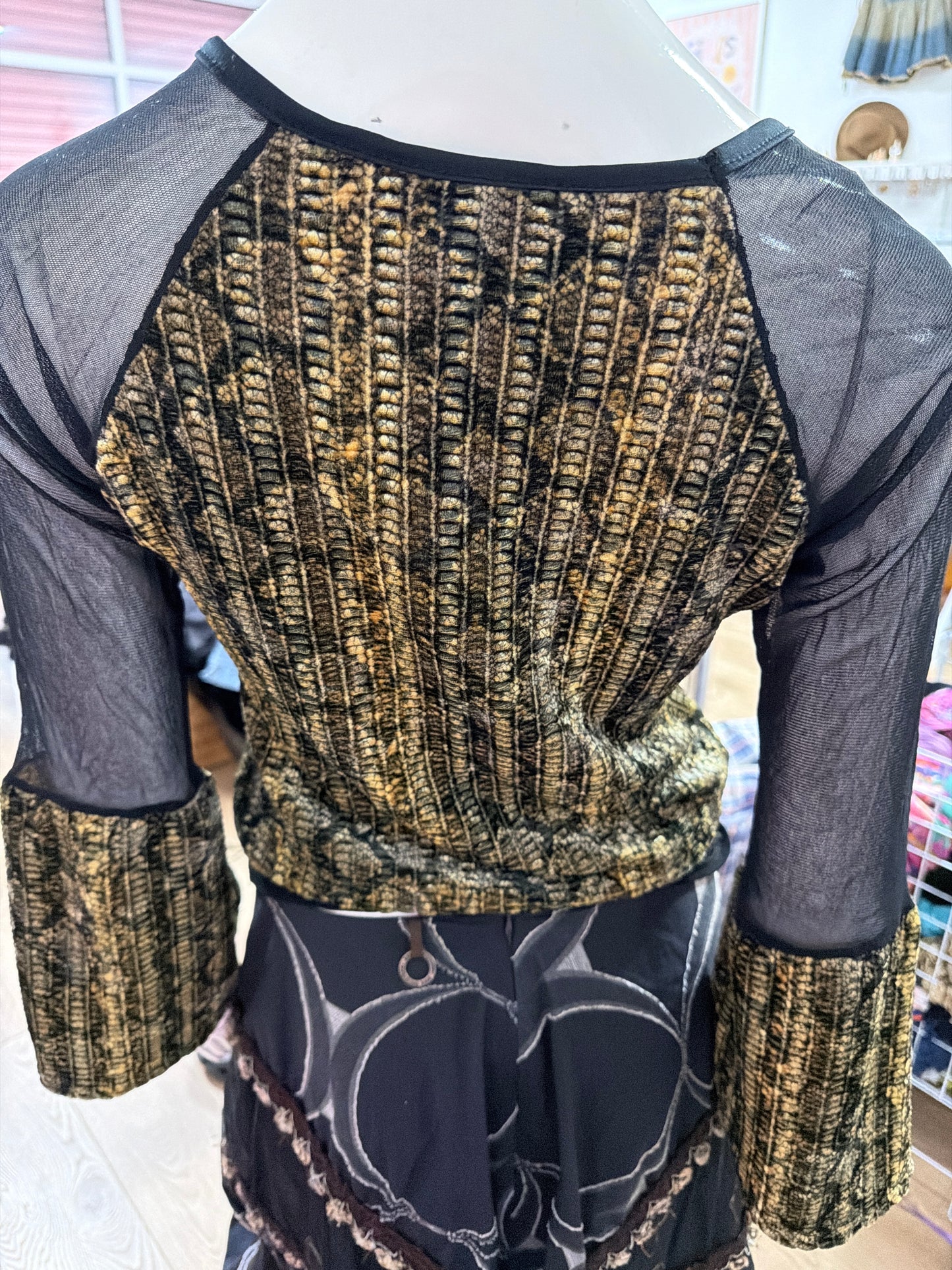 417 mesh & snakeskin top flared sleeves