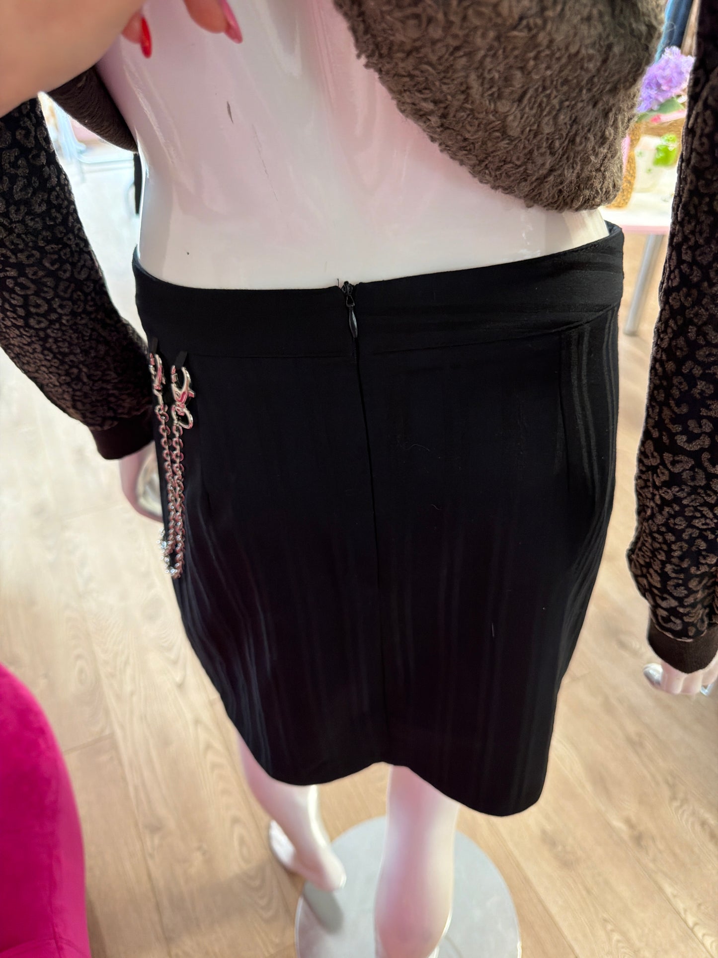 490 Pleated striped skirt with side chain