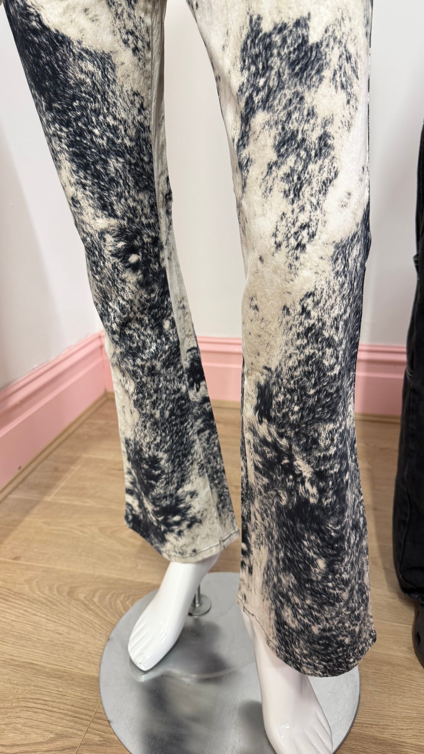 155 grey & white printed jeans