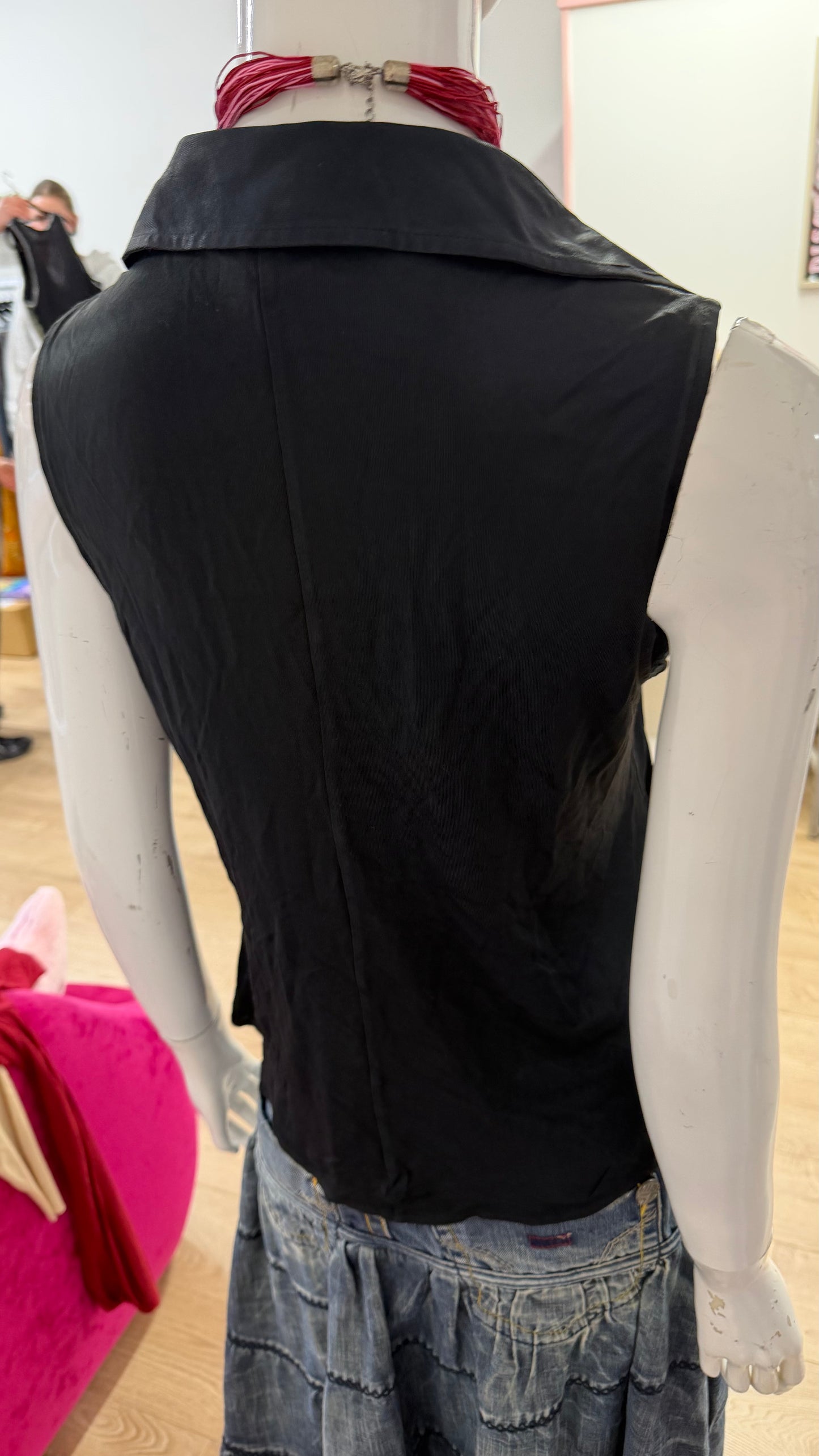 107 black sleeveless shirt