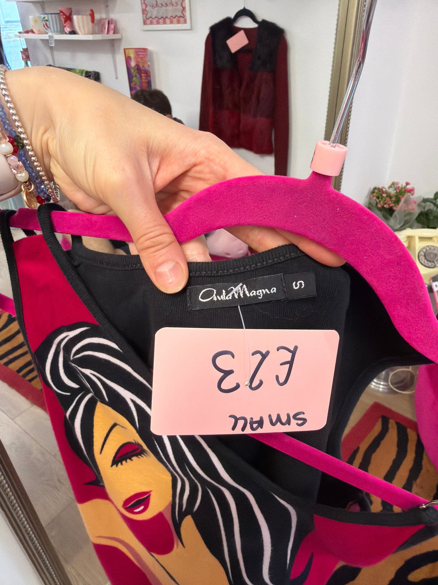 Olivia Magna graphic top size Small