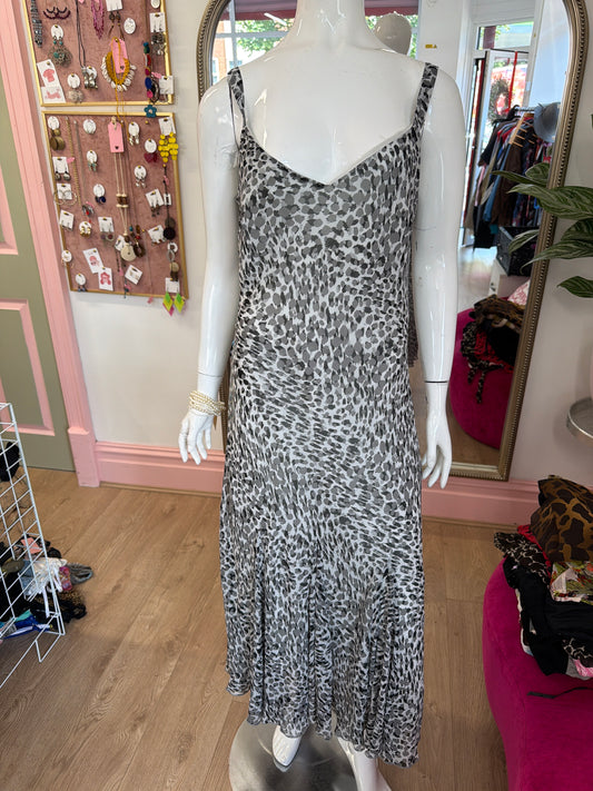 517 Grey leopard print dress