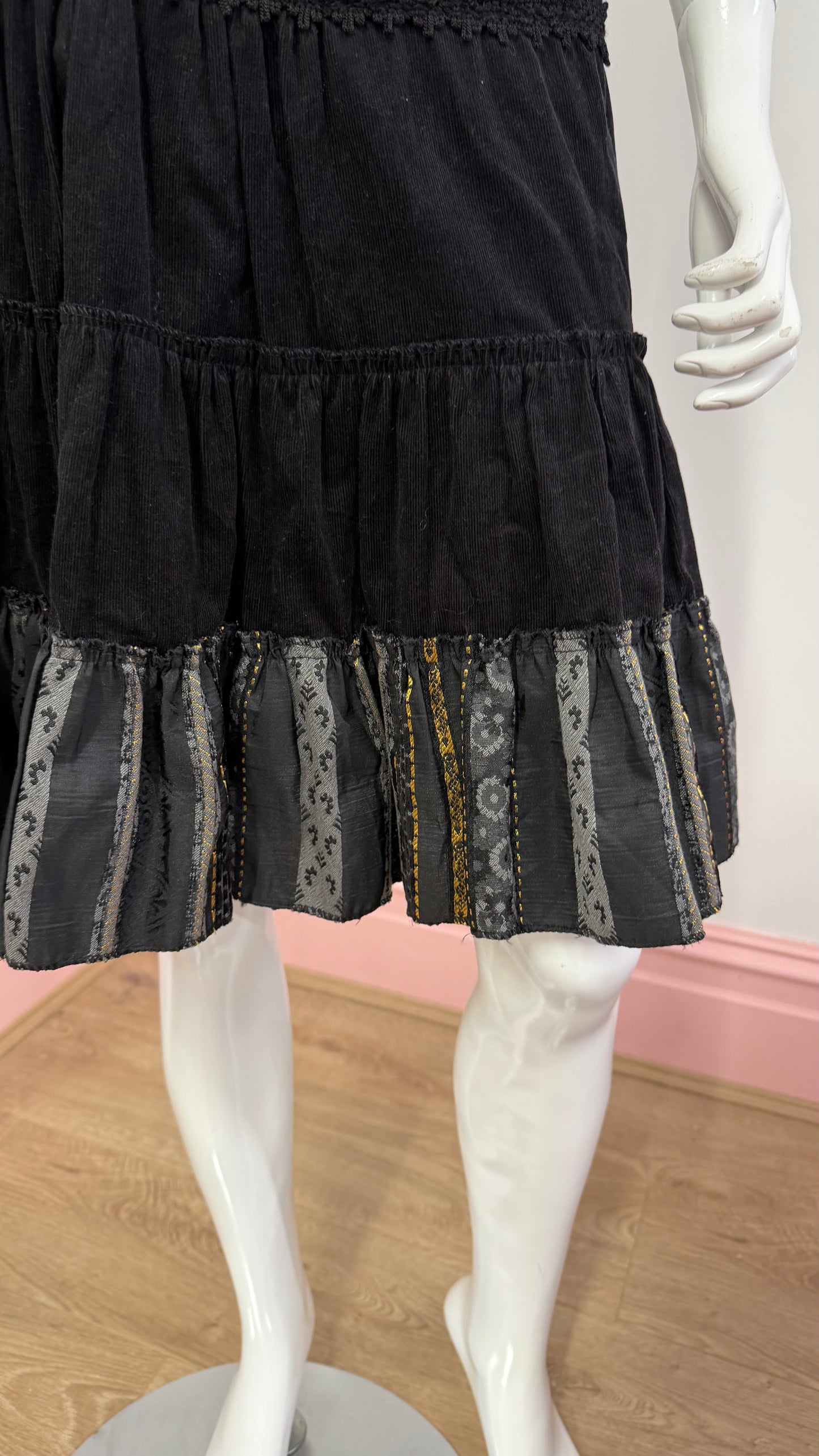 198 Black midi skirt