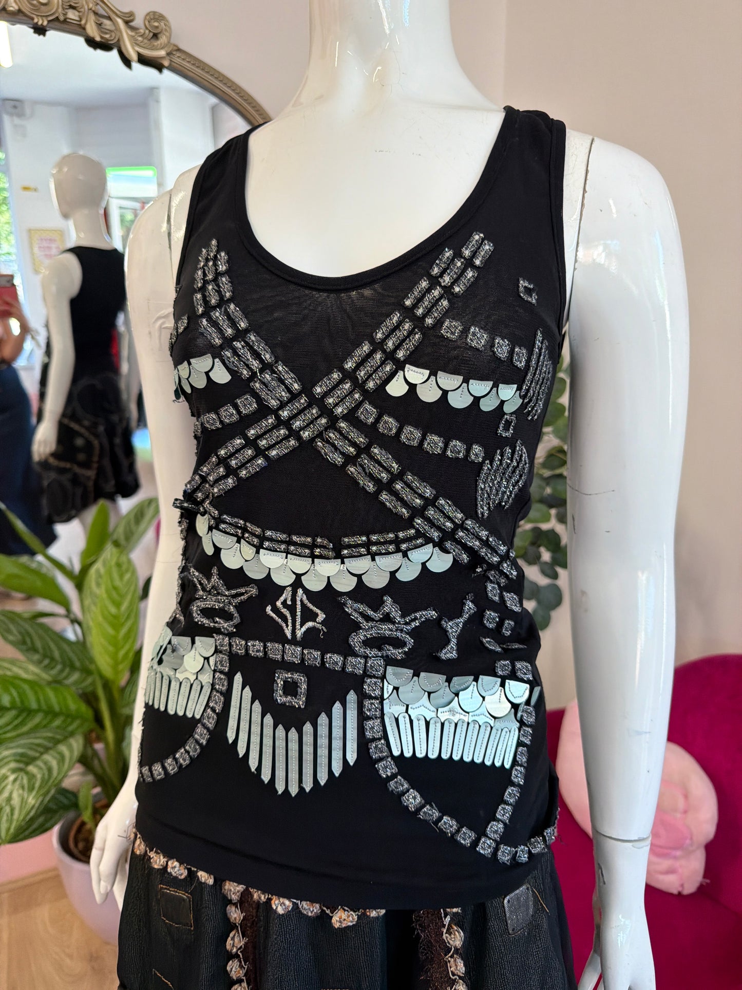 439 Save The Queen tank top