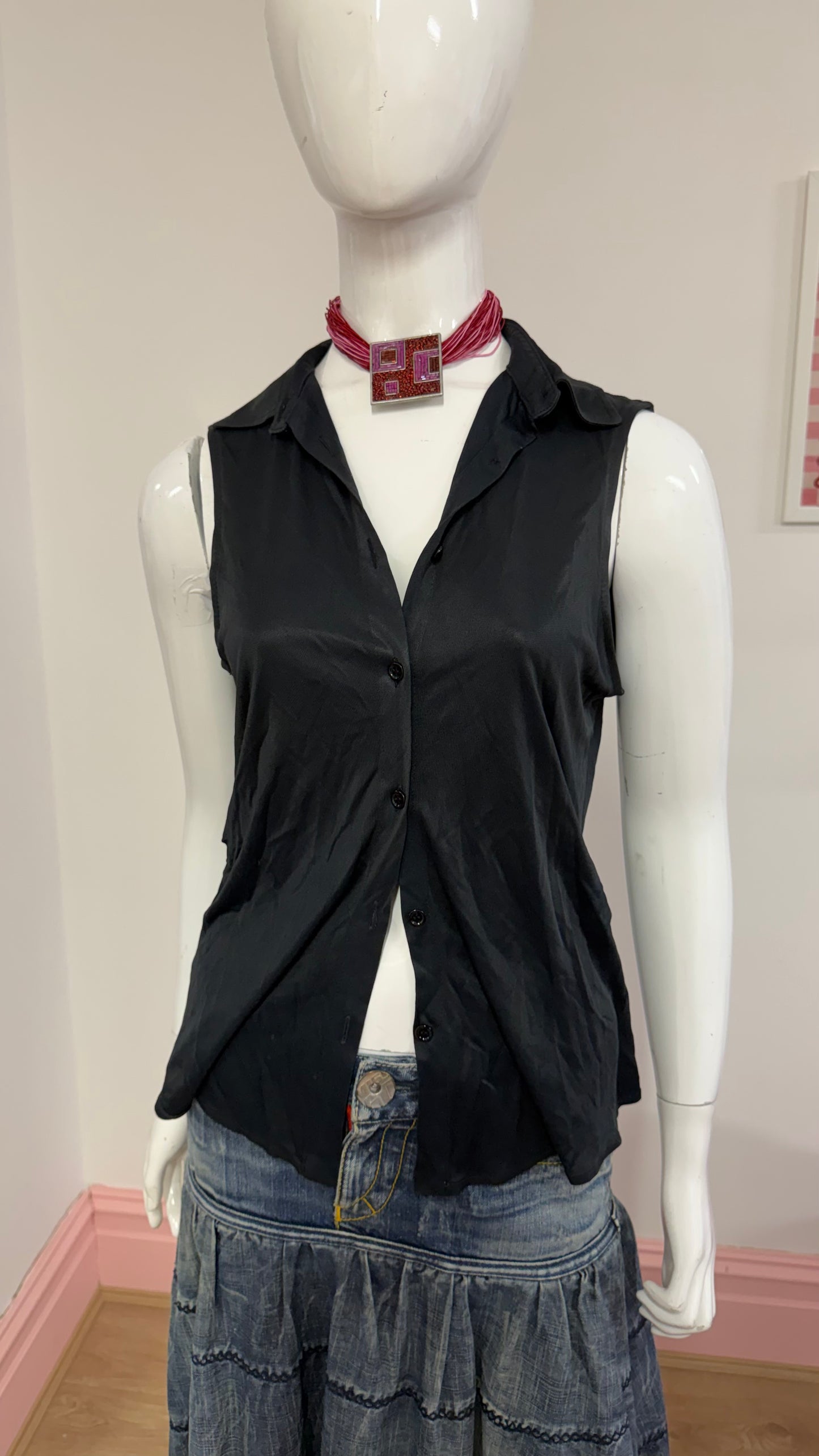 107 black sleeveless shirt